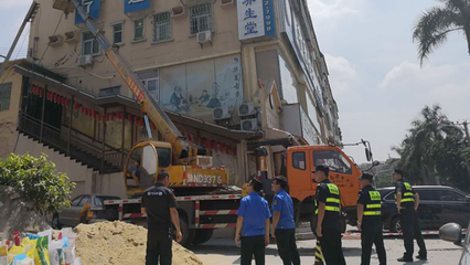 高空广告牌隐患大 石岩街道重拳拆除4块大型违规广告牌