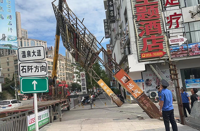 县城管委重拳出击 百余块违规户外广告牌被依法拆除