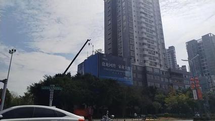 文山市整治城市空间 依法拆除违规户外广告牌