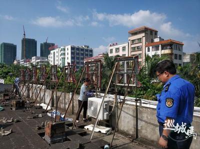 湛江市重拳出击 为抵御台风“山竹”，全面拆除户外违规广告牌