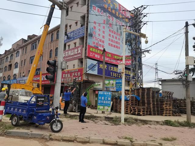 消除户外广告安全隐患 东莞常平城管分局持续行动